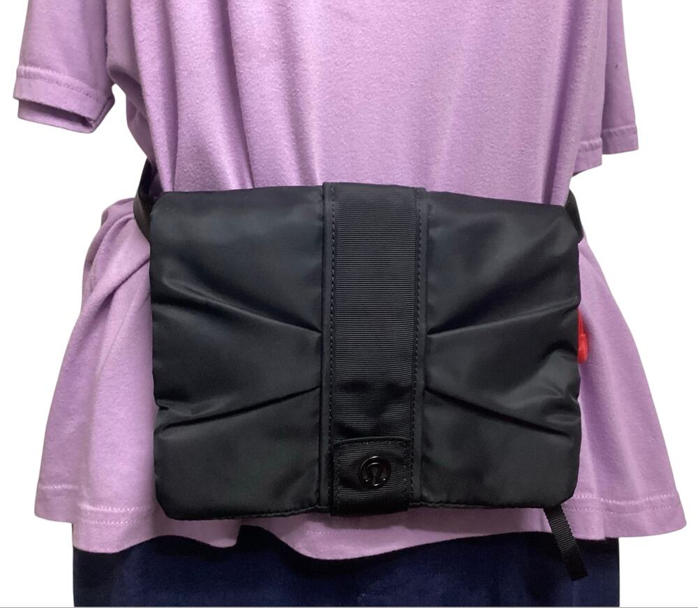 Lululemon Sun Times Pouch in Black
